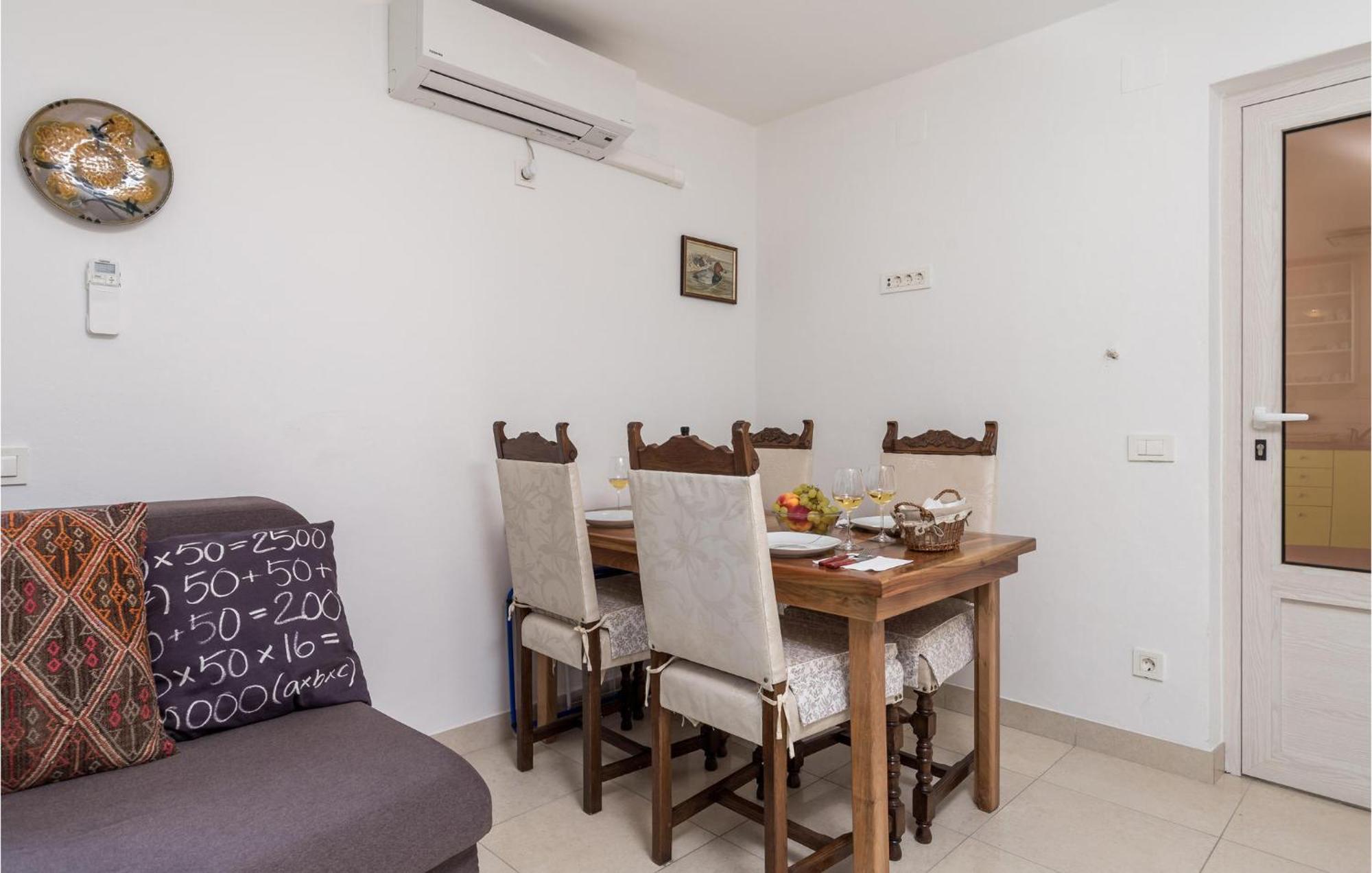 2 Bedroom Awesome Apartment In Veli Losinj Exterior photo