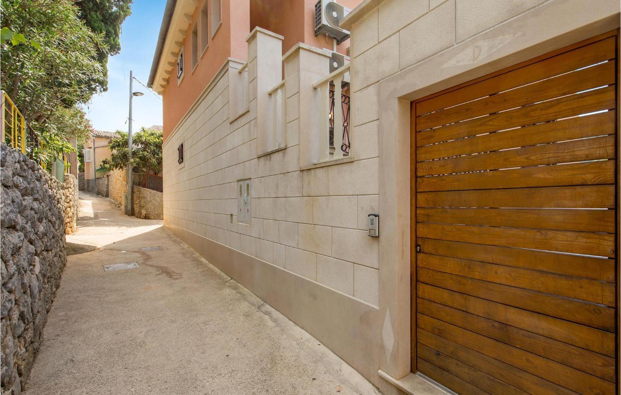 2 Bedroom Awesome Apartment In Veli Losinj Exterior photo
